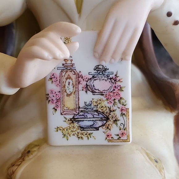 AVON 2011 Mrs Albee - Picture 5 of 10